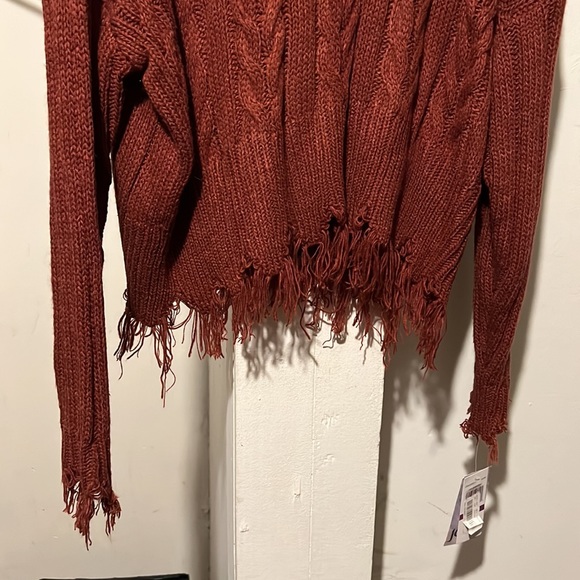 Long sleeve crop? Sweater - Picture 2 of 2